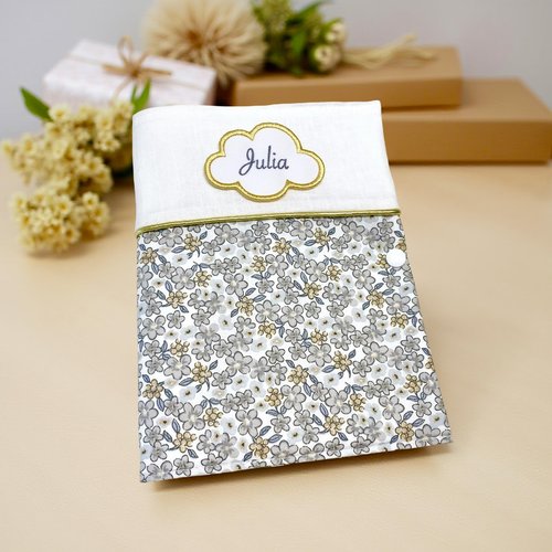 Protège carnet de santé personnalisé avec prénom brodé, motif fleur gris/beige et doré