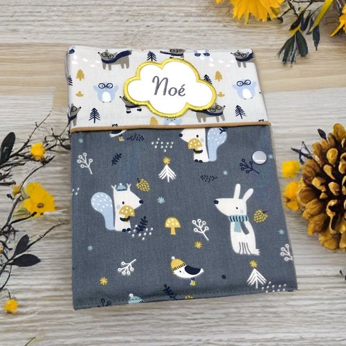 Protège carnet de santé, motif animaux et forêt, personnalisé avec prénom