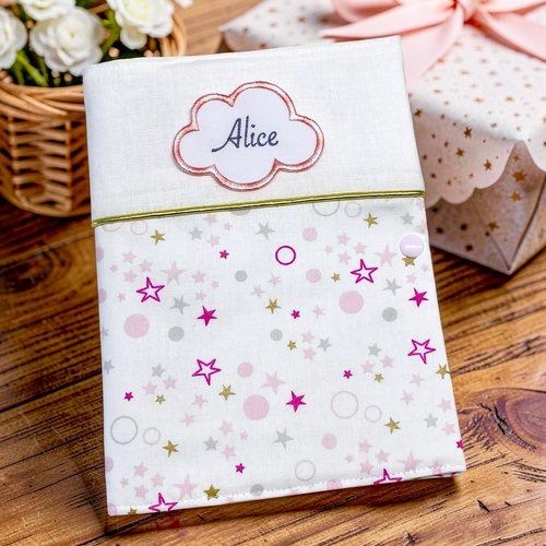 Protège carnet de santé personnalisé avec prénom brodé, motif étoile rose et dorée