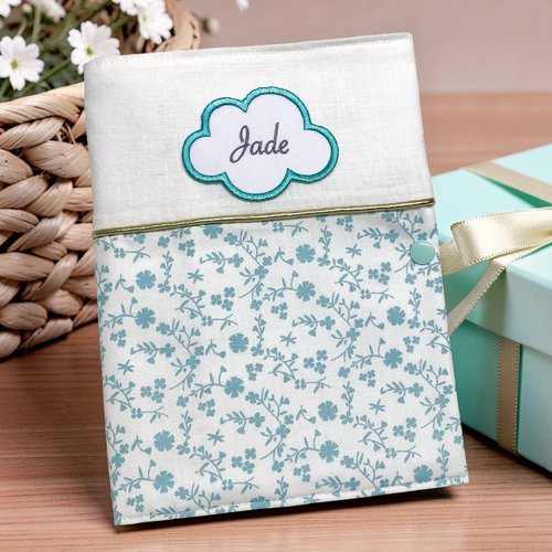 Protège carnet de santé personnalisé avec prénom brodé, motif fleur vert d'eau