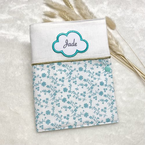 Protège carnet de santé personnalisé avec prénom brodé, motif fleur vert d'eau
