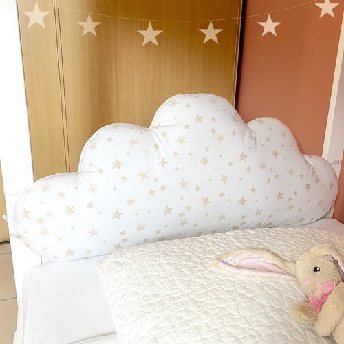 Tête de lit coussin nuage motif étoiles beiges, pour tour de lit bébé ou lit cabane enfant, largeur 60, 70, 80 ou 90 cm