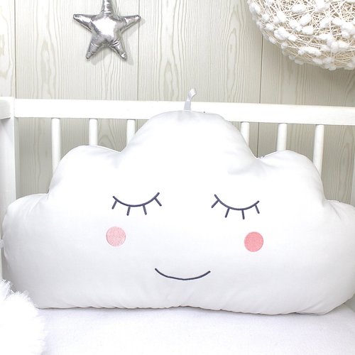 Coussin nuage blanc brodé avec un visage pour tête de lit