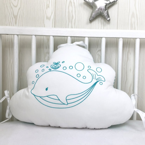 Coussin nuage brodé avec une baleine. promotion