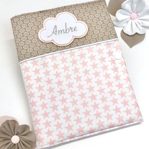 Protège carnet de santé personnalisé avec prénom brodé, motif étoile rose et beige