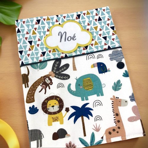 Protège carnet de santé, motif jungle safari, personnalisé avec prénom brodé