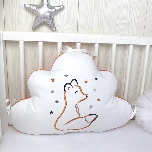 Coussin nuage avec un renard brodé