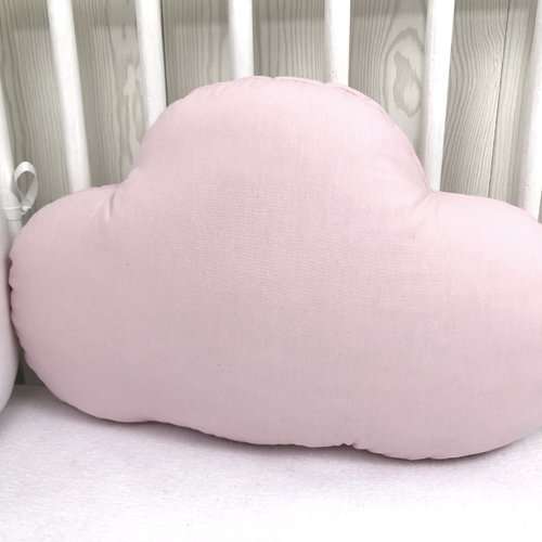 Coussin nuage rose clair pour tour de lit bébé