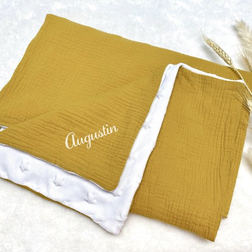 Plaid ou couverture bébé, douce en gaze de coton jaune moutarde, avec prénom