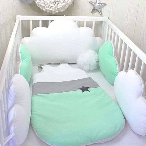 Tour de lit coussins nuages et gigoteuse assortie en option