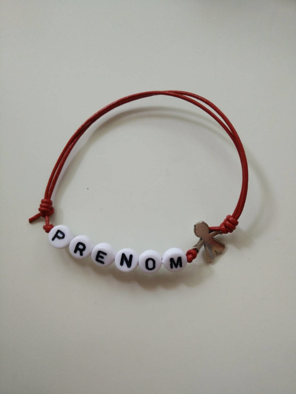 Bracelet Enfant Ou Adulte En Cuir Avec Prenom Et Petit Garcon Rouge Un Grand Marche