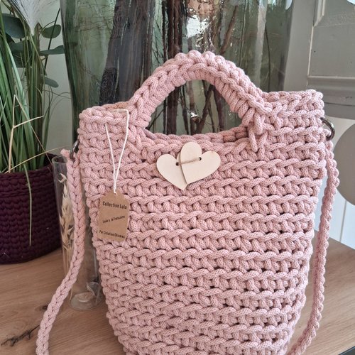 Sac à main en crochet rose poudré