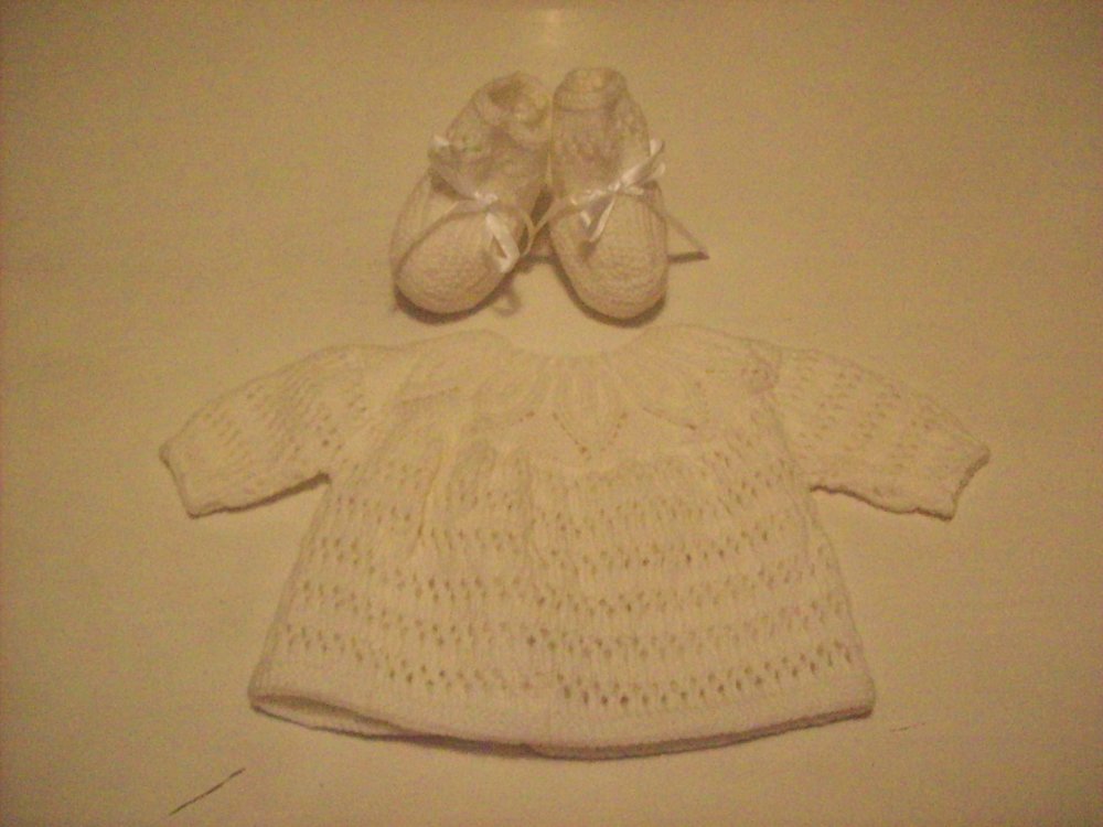 Brassiere Bebe Ou Gilet Chaussons Layette Pour Bebe Naissance A 3 Mois Fait Main Un Grand Marche