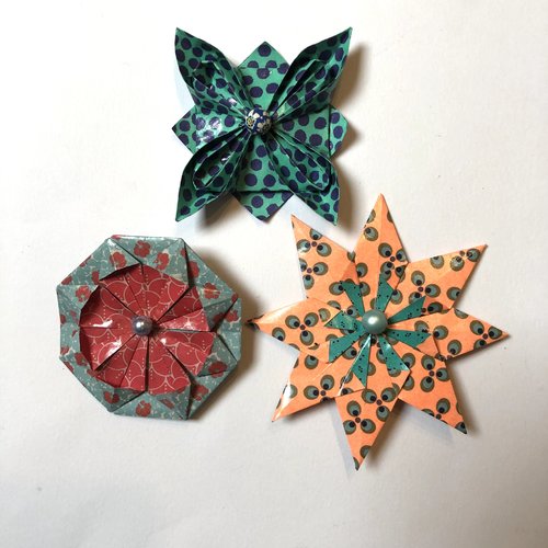 Grandes broches fleurs en origami
