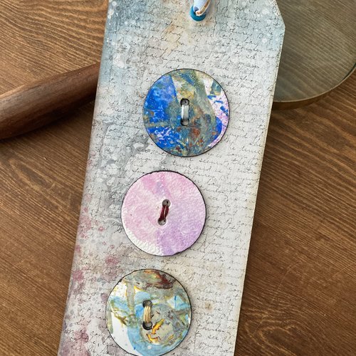 Boutons en papier peints à la main