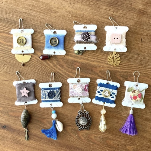 Lot de 9 petits embellissements réalisés à la main