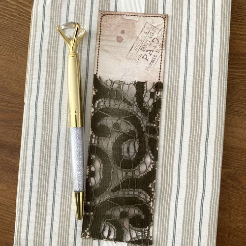 Carnet décoratif en tissu – fermeture élastique et dentelle