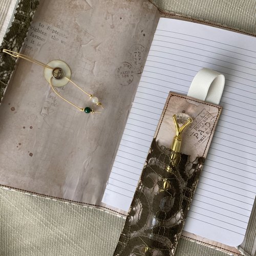 Carnet décoratif en tissu – fermeture élastique et dentelle
