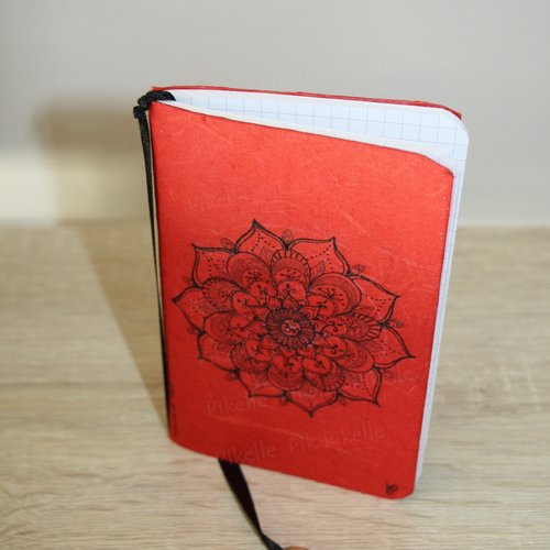 Carnet rouge décoré à la main, motif mandala