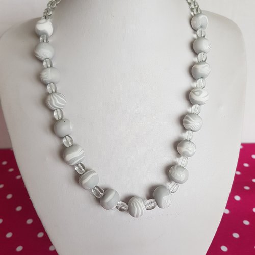 Collier perles marbrées gris clair