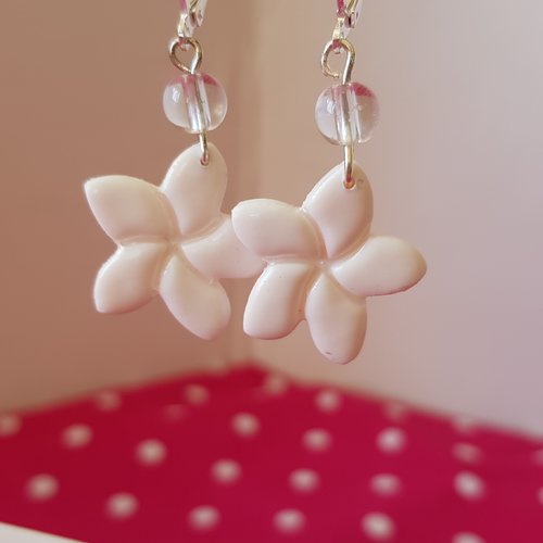Boucles d'oreilles fleurs blanches