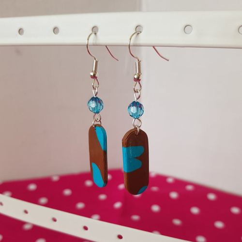 Boucles d'oreilles tachées