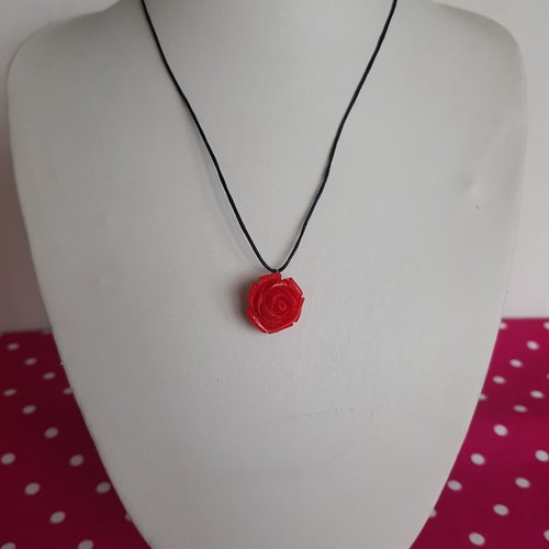 Petit collier rose rouge