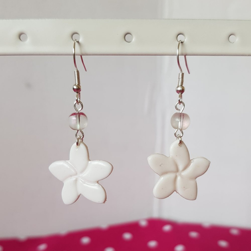 Boucles d'oreilles fleurs blanches et reflets roses