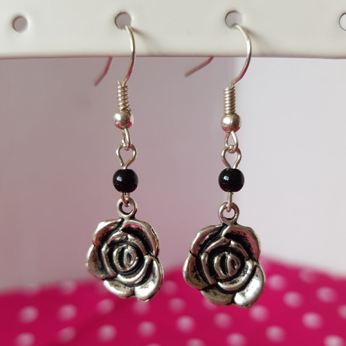 Boucles d 'oreilles roses et petites perles noires