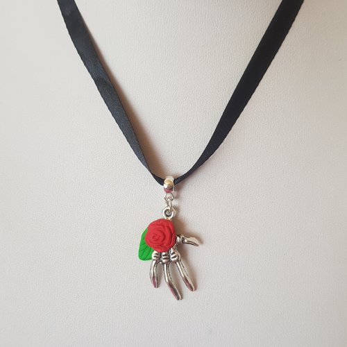 Collier main et rose