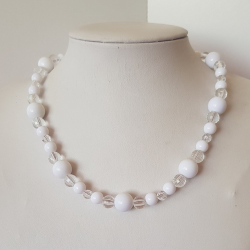 Collier perles blanches et transparentes