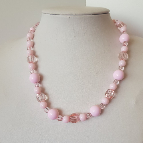 Collier de perles roses pâle