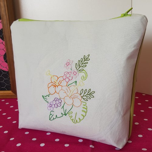 Pochette brodée hibiscus