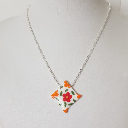 Fleurs orange et rouge sur fond blanc