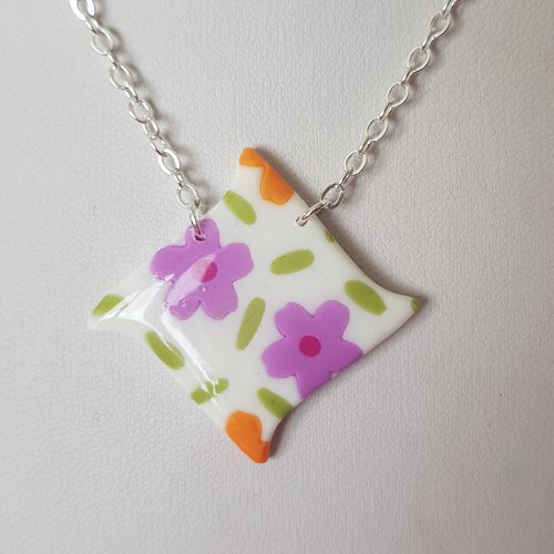 Fleurs rose sur fond blanc