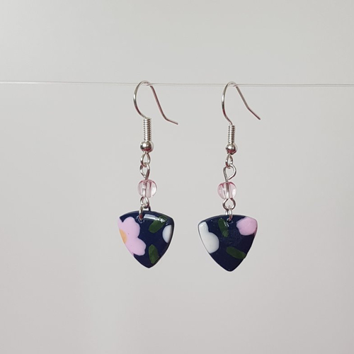 Boucles carrées fleuries marine et rose
