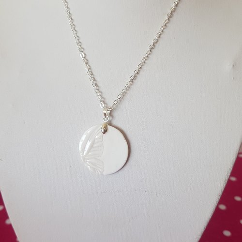 Collier blanc butterfly