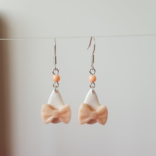 Boucles gouttes et nœuds blanc et abricot