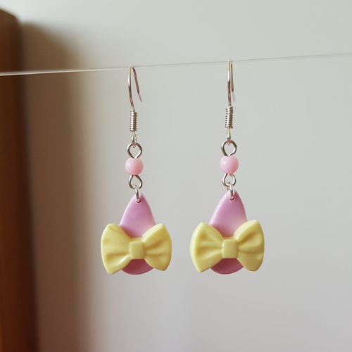 Boucles gouttes et nœuds rose et jaune