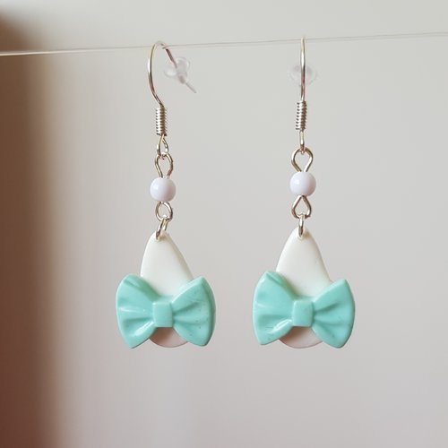 Boucles gouttes et nœuds blanc et menthe