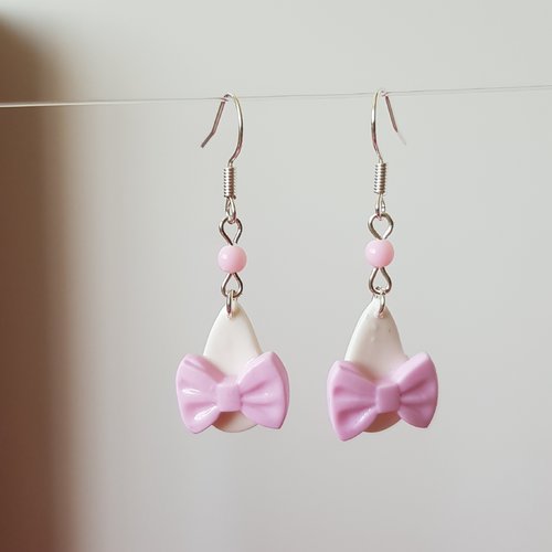 Boucles gouttes et nœuds blanc et rose