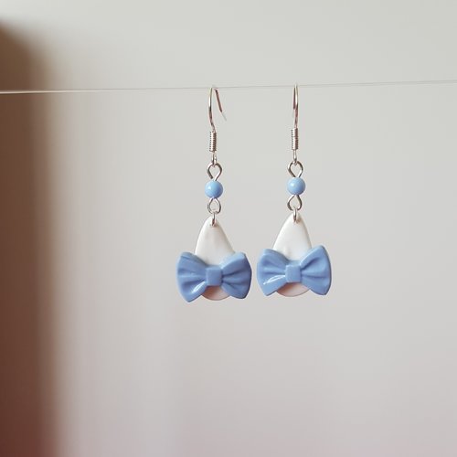 Boucles gouttes et nœuds blanc et bleu