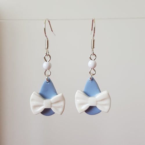 Boucles gouttes et nœuds bleu et blanc