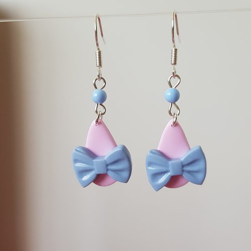 Boucles gouttes et nœuds rose et bleu