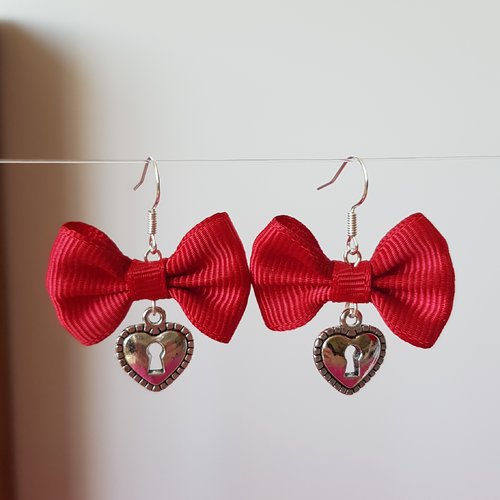 Boucles nœud et cœur rouge