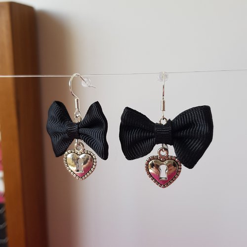 Boucles nœud et cœur noir
