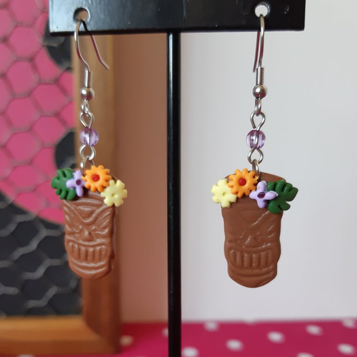 Boucles tikis et fleurs tropicales