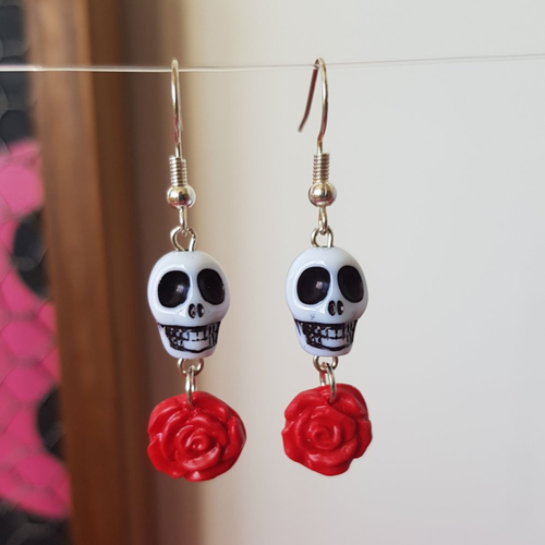 Boucles skull & little rose blanches