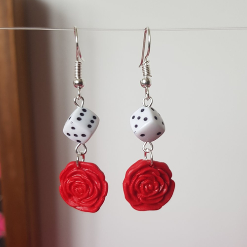 Boucles dice & rose blanc