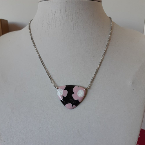 Collier fleurs roses